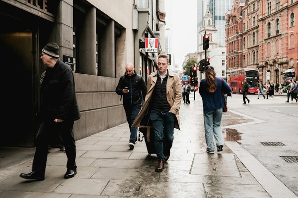 Wie können lokale Modematerialien in globalen Stilrichtungen verwendet werden?